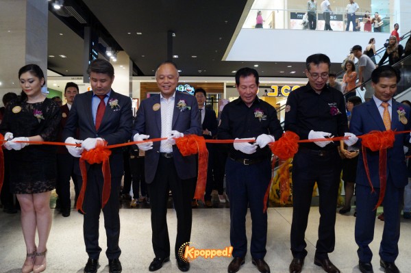 Kyochon Pavilion grand launch cutting ribbon