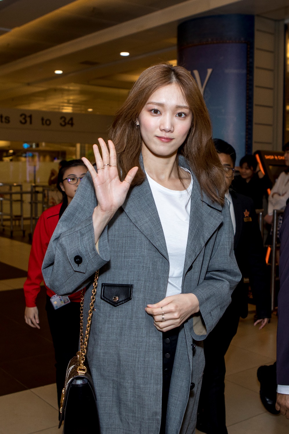 Lee Sung Kyung arrives in Singapore to attend Louis Vuitton Time Capsule  Exhibition